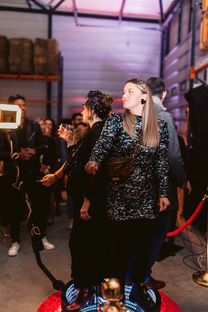 Videobooth 360 en action lors d'un événement, capturant des vidéos immersives à 360 degrés pour des souvenirs inoubliables.