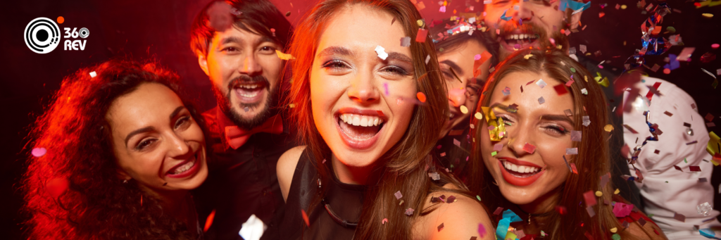 Un groupe de personnes souriantes et joyeuses lors d'une fête, célébrant après avoir pris une vidéo immersive grâce à notre videobooth 360. La location videobooth 360 a ajouté une touche interactive et mémorable à l'événement, capturant des moments précieux et divertissants pour tous les invités.